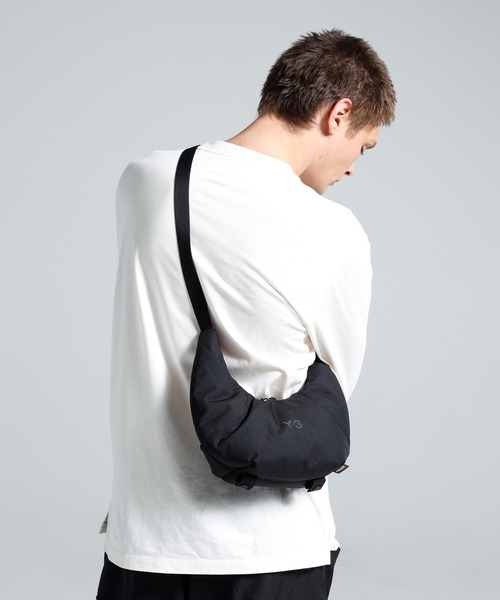 Y-3(ワイスリー)の「Y-3 CRESCENT BAG(ボディバッグ/ウエストポーチ・メンズ・ブラック・ONE SIZE)」の2枚目の写真