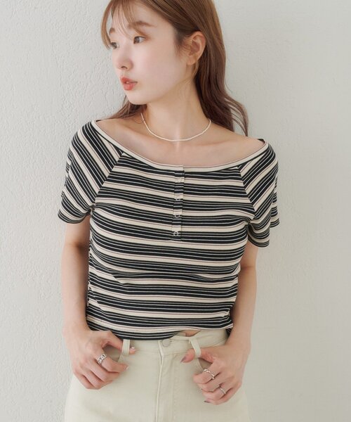 Kastane(カスタネ)の「【無地&ボーダー】オフショルリブ半袖tee(Tシャツ/カットソー・レディース・レッド/ブラック/オフホワイト/アイボリー・FREE)」の3枚目の写真