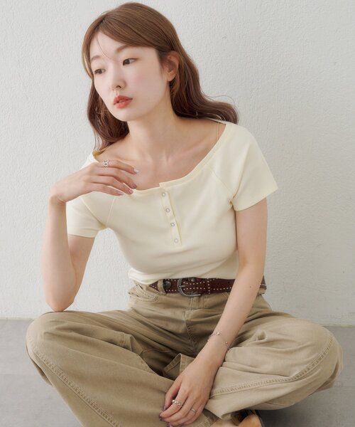 Kastane(カスタネ)の「【無地&ボーダー】オフショルリブ半袖tee(Tシャツ/カットソー・レディース・レッド/ブラック/オフホワイト/アイボリー・FREE)」の5枚目の写真