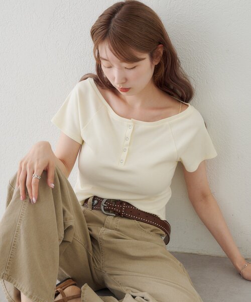 Kastane(カスタネ)の「【無地&ボーダー】オフショルリブ半袖tee(Tシャツ/カットソー・レディース・レッド/ブラック/オフホワイト/アイボリー・FREE)」の6枚目の写真