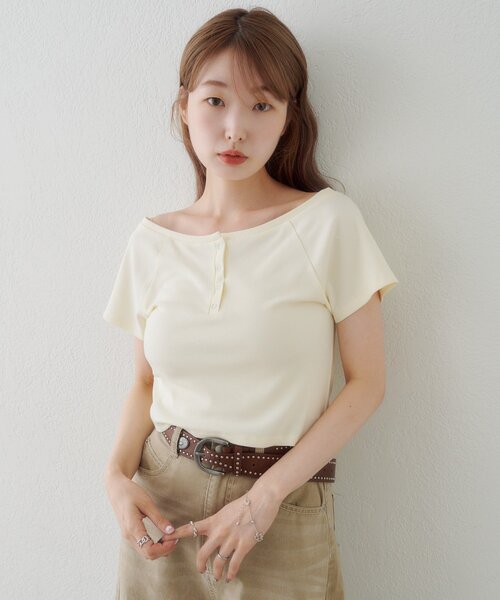 Kastane(カスタネ)の「【無地&ボーダー】オフショルリブ半袖tee(Tシャツ/カットソー・レディース・レッド/ブラック/オフホワイト/アイボリー・FREE)」の7枚目の写真