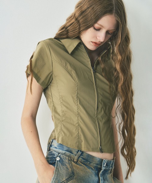 CONZ(コンズ)の「fitted zip up shirt short sleeve(シャツ/ブラウス・レディース・ネイビー/カーキ/ダークグレー・1/2)」の1枚目の写真