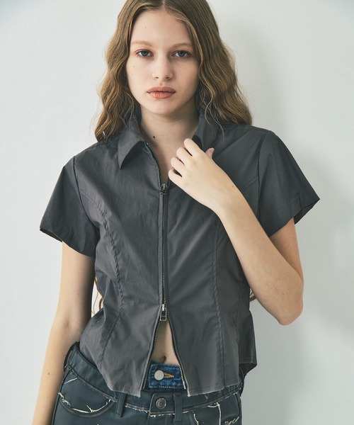 CONZ(コンズ)の「fitted zip up shirt short sleeve(シャツ/ブラウス・レディース・ネイビー/カーキ/ダークグレー・1/2)」の2枚目の写真