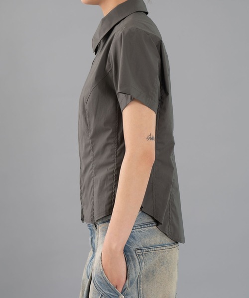 CONZ(コンズ)の「fitted zip up shirt short sleeve(シャツ/ブラウス・レディース・ネイビー/カーキ/ダークグレー・1/2)」の7枚目の写真