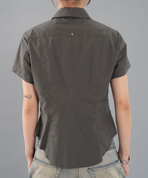 CONZ(コンズ)の「fitted zip up shirt short sleeve(シャツ/ブラウス・レディース・ネイビー/カーキ/ダークグレー・1/2)」の8枚目の写真