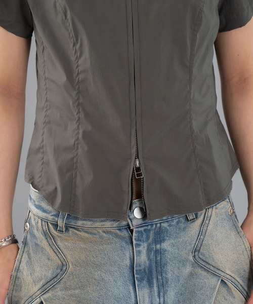 CONZ(コンズ)の「fitted zip up shirt short sleeve(シャツ/ブラウス・レディース・ネイビー/カーキ/ダークグレー・1/2)」の10枚目の写真