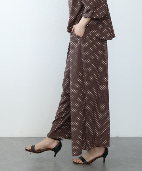 Jines(ジネス)の「ドット柄タックワイドパンツ(スラックス・レディース・モカ/ラベンダー/ブラック・38)」の5枚目の写真