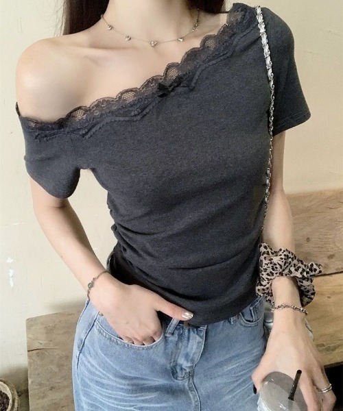AMAJI（アマジ）の「ワンショルダー レース ギャザー クロップド 半袖Tシャツ（Tシャツ/カットソー・レディース・グレー/ブラック・SMALL/MEDIUM/LARGE/X-LARGE）」の3枚目の写真