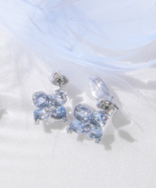 JILL by JILL STUART（ジルバイジルスチュアート）の「Cubic 大粒クローバーピアス（ピアス（両耳用）・レディース・シルバー/ブルー・FREE）」の2枚目の写真