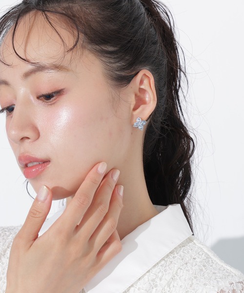 JILL by JILL STUART（ジルバイジルスチュアート）の「Cubic 大粒クローバーピアス（ピアス（両耳用）・レディース・シルバー/ブルー・FREE）」の8枚目の写真