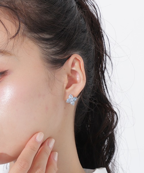 JILL by JILL STUART（ジルバイジルスチュアート）の「Cubic 大粒クローバーピアス（ピアス（両耳用）・レディース・シルバー/ブルー・FREE）」の7枚目の写真