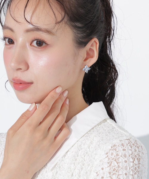 JILL by JILL STUART（ジルバイジルスチュアート）の「Cubic 大粒クローバーピアス（ピアス（両耳用）・レディース・シルバー/ブルー・FREE）」の9枚目の写真