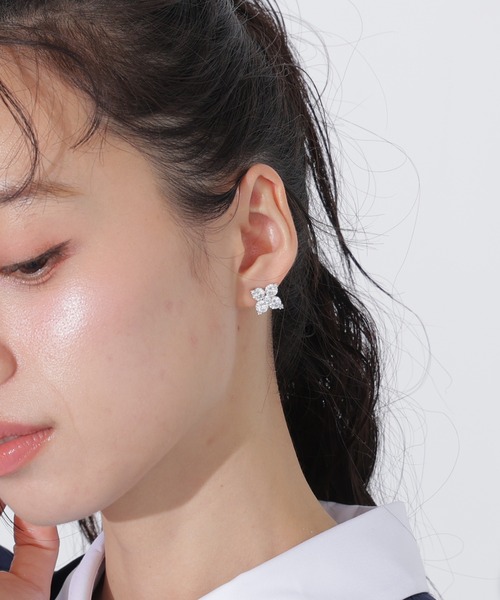 JILL by JILL STUART（ジルバイジルスチュアート）の「Cubic 大粒クローバーピアス（ピアス（両耳用）・レディース・シルバー/ブルー・FREE）」の12枚目の写真