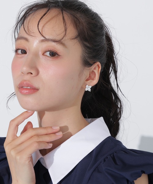JILL by JILL STUART（ジルバイジルスチュアート）の「Cubic 大粒クローバーピアス（ピアス（両耳用）・レディース・シルバー/ブルー・FREE）」の14枚目の写真