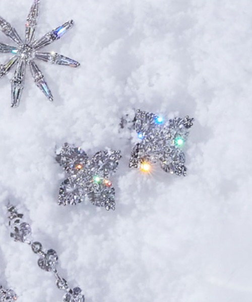 JILL by JILL STUART（ジルバイジルスチュアート）の「Cubic 大粒クローバーピアス（ピアス（両耳用）・レディース・シルバー/ブルー・FREE）」の6枚目の写真
