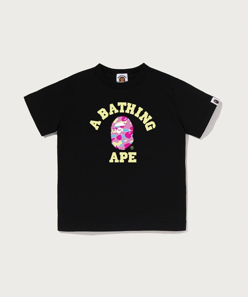 A BATHING APE(アベイシングエイプ)の「STA CAMO COLLEGE TEE(Tシャツ/カットソー・キッズ・ホワイト系その他5/ブラック×ピンク/ホワイト×ピンク/ブラック系その他5・100/110/130/140)」の1枚目の写真