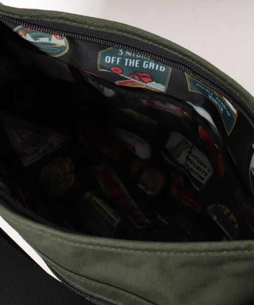 KELTY(ケルティ)の「総柄ポーチ付/限定モデル【KELTY】LIMITED CURVE SHOULDER M(ショルダーバッグ・レディース・タン/ブラック/オリーブ・ONE SIZE)」の4枚目の写真