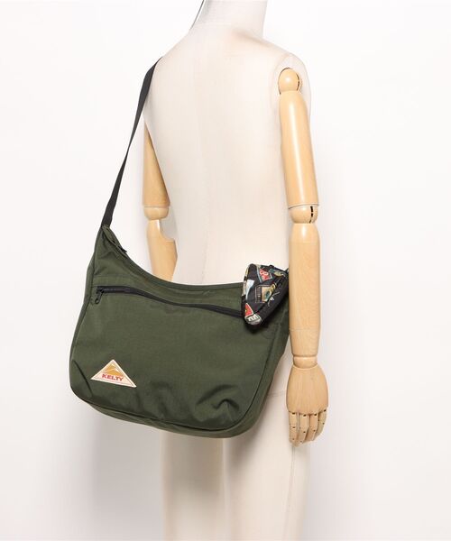 KELTY(ケルティ)の「総柄ポーチ付/限定モデル【KELTY】LIMITED CURVE SHOULDER M(ショルダーバッグ・レディース・タン/ブラック/オリーブ・ONE SIZE)」の3枚目の写真