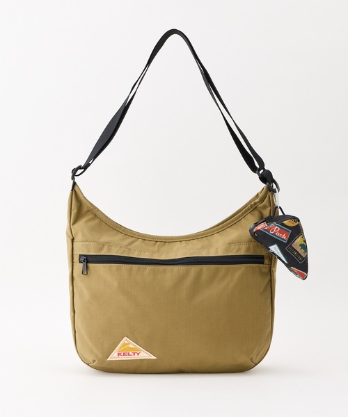 KELTY(ケルティ)の「総柄ポーチ付/限定モデル【KELTY】LIMITED CURVE SHOULDER M(ショルダーバッグ・レディース・タン/ブラック/オリーブ・ONE SIZE)」の2枚目の写真