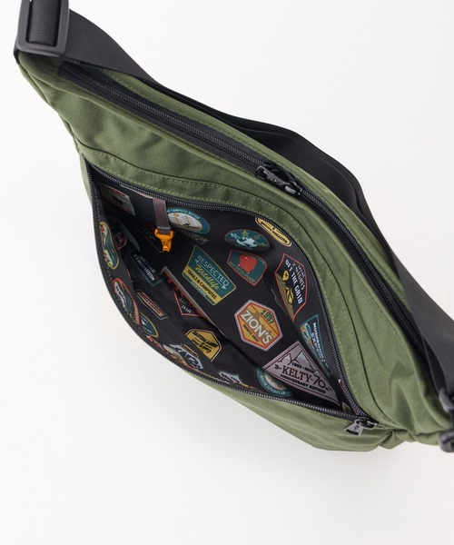 KELTY(ケルティ)の「総柄ポーチ付/限定モデル【KELTY】LIMITED CURVE SHOULDER M(ショルダーバッグ・レディース・タン/ブラック/オリーブ・ONE SIZE)」の8枚目の写真