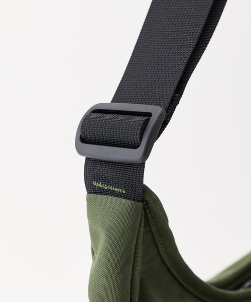 KELTY(ケルティ)の「総柄ポーチ付/限定モデル【KELTY】LIMITED CURVE SHOULDER M(ショルダーバッグ・レディース・タン/ブラック/オリーブ・ONE SIZE)」の11枚目の写真