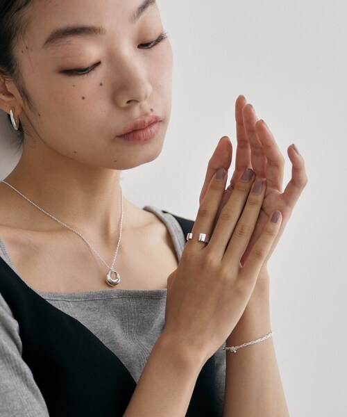 COCOSHNIK ONKITSCH(ココシュニックオンキッチュ)の「シルバー フラットオープンリング(リング・レディース・クリア・14/12)」の7枚目の写真