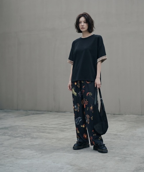 STYLE DELI(スタイルデリ)の「【BLK001】天竺×ベロア袖口配色プルオーバー(Tシャツ/カットソー・レディース・ブラック/オフホワイト・FREE)」の3枚目の写真