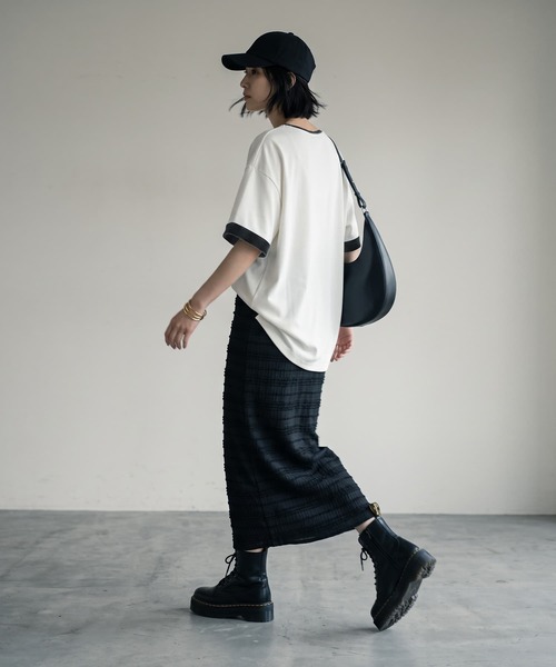 STYLE DELI(スタイルデリ)の「【BLK001】天竺×ベロア袖口配色プルオーバー(Tシャツ/カットソー・レディース・ブラック/オフホワイト・FREE)」の12枚目の写真