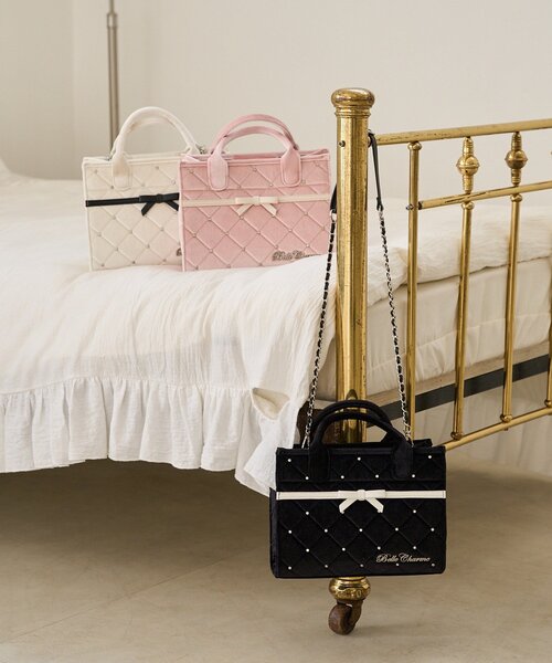 Belle Charme（ベルシャルム）の「【Belle Charme】Velour Quilted Ribbon Mini Tote（ハンドバッグ・レディース・ピンク/オフホワイト/ブラック・FREE）」の6枚目の写真