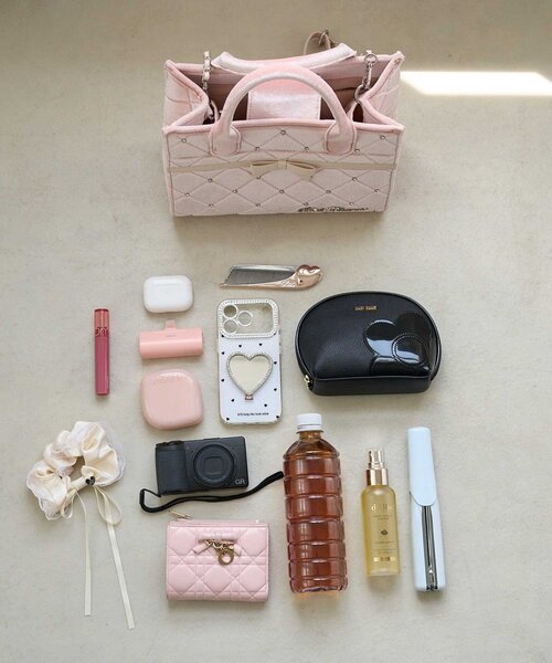 Belle Charme（ベルシャルム）の「【Belle Charme】Velour Quilted Ribbon Mini Tote（ハンドバッグ・レディース・ピンク/オフホワイト/ブラック・FREE）」の10枚目の写真