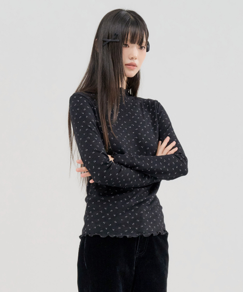 CHASECULT(チェイスカルト)の「レディース フラワーフリル ハーフネック Tシャツ-FFZG5152C03(Tシャツ/カットソー・レディース・ブラック・90/85/95)」の2枚目の写真