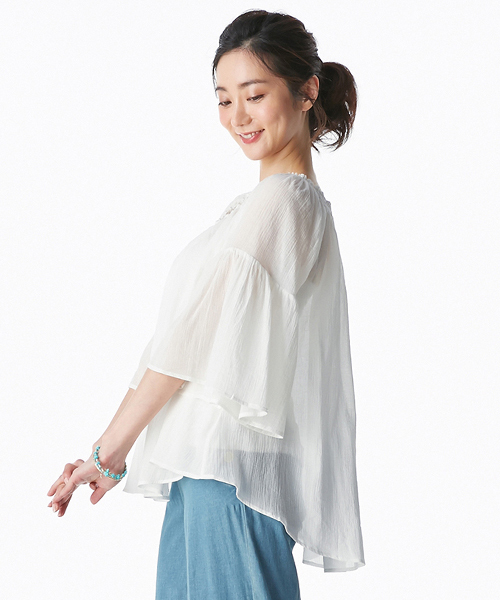IEDIT（イディット）の「ミルブロウズ　オフショルダーにもなるゆるふわ楊柳フレアーブラウス（シャツ/ブラウス・レディース・ベージュ/ホワイト・XX-LARGE/X-LARGE/MEDIUM/LARGE/SMALL）」の4枚目の写真