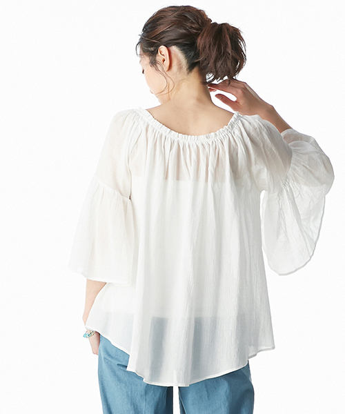 IEDIT（イディット）の「ミルブロウズ　オフショルダーにもなるゆるふわ楊柳フレアーブラウス（シャツ/ブラウス・レディース・ベージュ/ホワイト・XX-LARGE/X-LARGE/MEDIUM/LARGE/SMALL）」の5枚目の写真