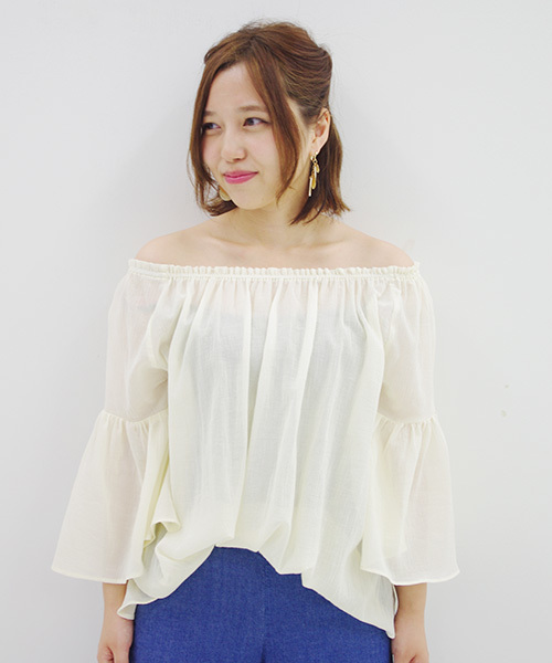 IEDIT（イディット）の「ミルブロウズ　オフショルダーにもなるゆるふわ楊柳フレアーブラウス（シャツ/ブラウス・レディース・ベージュ/ホワイト・XX-LARGE/X-LARGE/MEDIUM/LARGE/SMALL）」の8枚目の写真