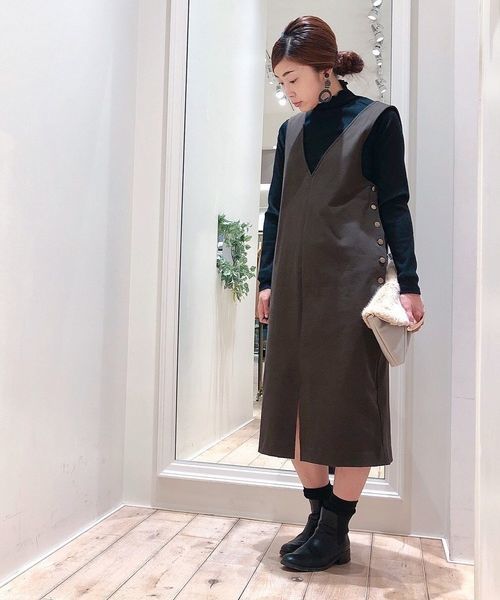 YECCA VECCA（イェッカヴェッカ）の「P.Vネックジャンスカ（ワンピース・レディース・ブラック/カーキ/キャメル・FREE）」の2枚目の写真