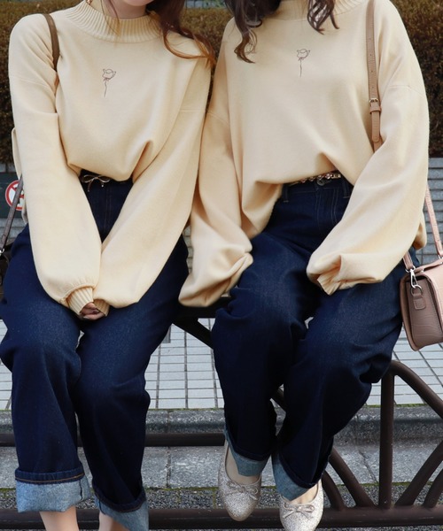 PairPair（ペアペア）の「ローズ刺繍ハイネックニットプルオーバー（ニット/セーター・レディース・モカ/ライトピンク/アイボリー/ブラック・FREE）」の2枚目の写真