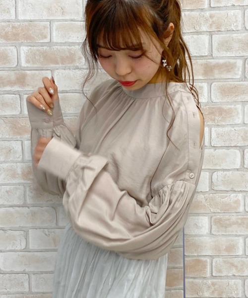 apres jour（アプレジュール）の「オープンショルダーボタンブラウス【ZOZOTOWN限定アイテム】（シャツ/ブラウス・レディース・ブラック/オフホワイト/ライトベージュ・フリー）」の3枚目の写真