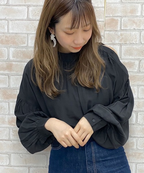 apres jour（アプレジュール）の「オープンショルダーボタンブラウス【ZOZOTOWN限定アイテム】（シャツ/ブラウス・レディース・ブラック/オフホワイト/ライトベージュ・フリー）」の4枚目の写真