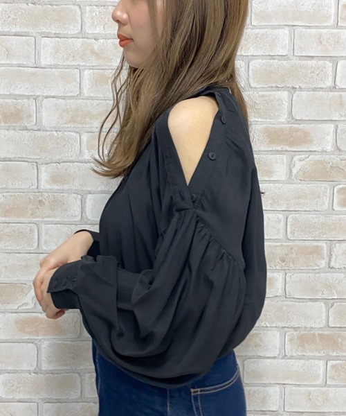 apres jour（アプレジュール）の「オープンショルダーボタンブラウス【ZOZOTOWN限定アイテム】（シャツ/ブラウス・レディース・ブラック/オフホワイト/ライトベージュ・フリー）」の5枚目の写真