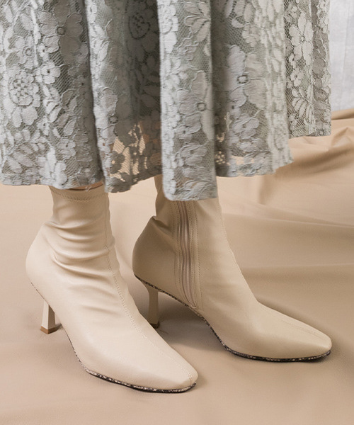 RANDA(ランダ)の「ストレスフリー/ソフトストレッチパイソンデザインショートブーツ(ブーツ・レディース・ブラック/アイボリー/グレイッシュベージュ・LL/M/L/S)」の4枚目の写真