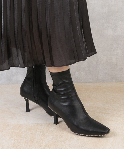 RANDA(ランダ)の「ストレスフリー/ソフトストレッチパイソンデザインショートブーツ(ブーツ・レディース・ブラック/アイボリー/グレイッシュベージュ・LL/M/L/S)」の7枚目の写真