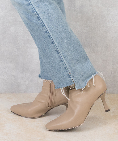 RANDA(ランダ)の「ストレスフリー/ソフトストレッチパイソンデザインショートブーツ(ブーツ・レディース・ブラック/アイボリー/グレイッシュベージュ・LL/M/L/S)」の8枚目の写真