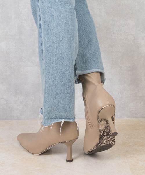 RANDA(ランダ)の「ストレスフリー/ソフトストレッチパイソンデザインショートブーツ(ブーツ・レディース・ブラック/アイボリー/グレイッシュベージュ・LL/M/L/S)」の9枚目の写真