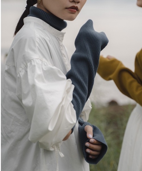 akuR（アクル）の「【akuR/2020AW】スリースリット タートルネックニット（ニット/セーター・レディース・ブラック/ブルー/オレンジ/ホワイト/グリーン・FREE）」の4枚目の写真