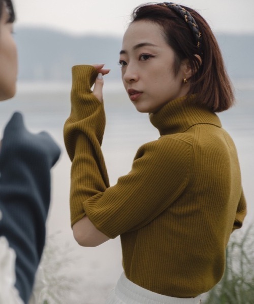 akuR（アクル）の「【akuR/2020AW】スリースリット タートルネックニット（ニット/セーター・レディース・ブラック/ブルー/オレンジ/ホワイト/グリーン・FREE）」の3枚目の写真