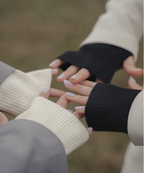 akuR（アクル）の「【akuR/2020AW】スリースリット タートルネックニット（ニット/セーター・レディース・ブラック/ブルー/オレンジ/ホワイト/グリーン・FREE）」の9枚目の写真