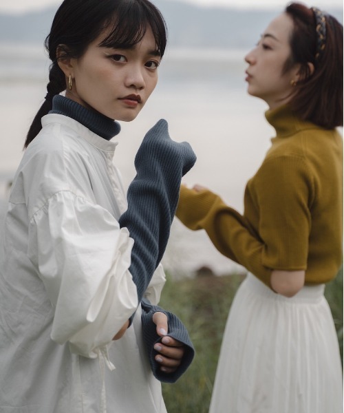 akuR（アクル）の「【akuR/2020AW】スリースリット タートルネックニット（ニット/セーター・レディース・ブラック/ブルー/オレンジ/ホワイト/グリーン・FREE）」の6枚目の写真