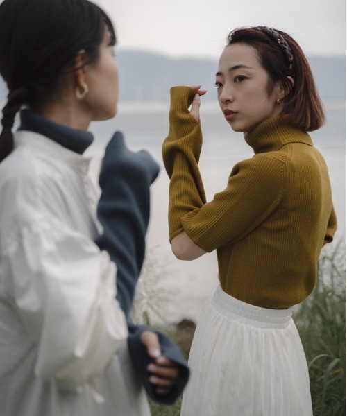 akuR（アクル）の「【akuR/2020AW】スリースリット タートルネックニット（ニット/セーター・レディース・ブラック/ブルー/オレンジ/ホワイト/グリーン・FREE）」の7枚目の写真