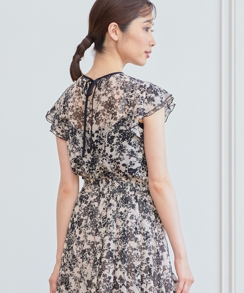 ANAYI アナイ　モノトーンシルエットプリントラッフルブラウス ANAYI（アナイ）の「モノトーンシルエットプリントラッフルブラウス