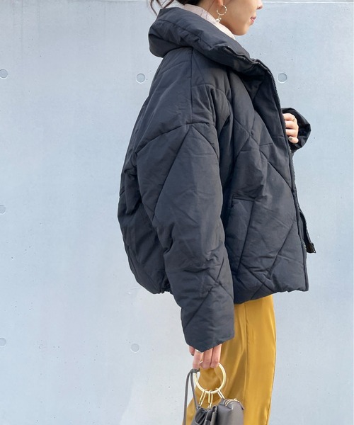 Meli rich（メリーリッチ）の「BIGダイヤキルトフェイクダウンジャケット（ダウンジャケット/コート・レディース・ブラック/アイボリー/モカ/グレイッシュベージュ/ブラウン系その他/ブラック系その他/ホワイト系その他/ライトカーキ・MEDIUM）」の9枚目の写真